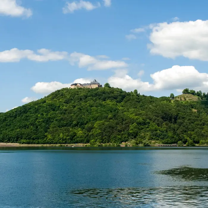 Edersee mit Burg Waldeck im Hintergund auf einem Berg