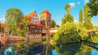 Maisons à colombages au bord du lac.