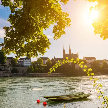 Blick über den Rhein auf die Stadt beim Sonnenuntergang