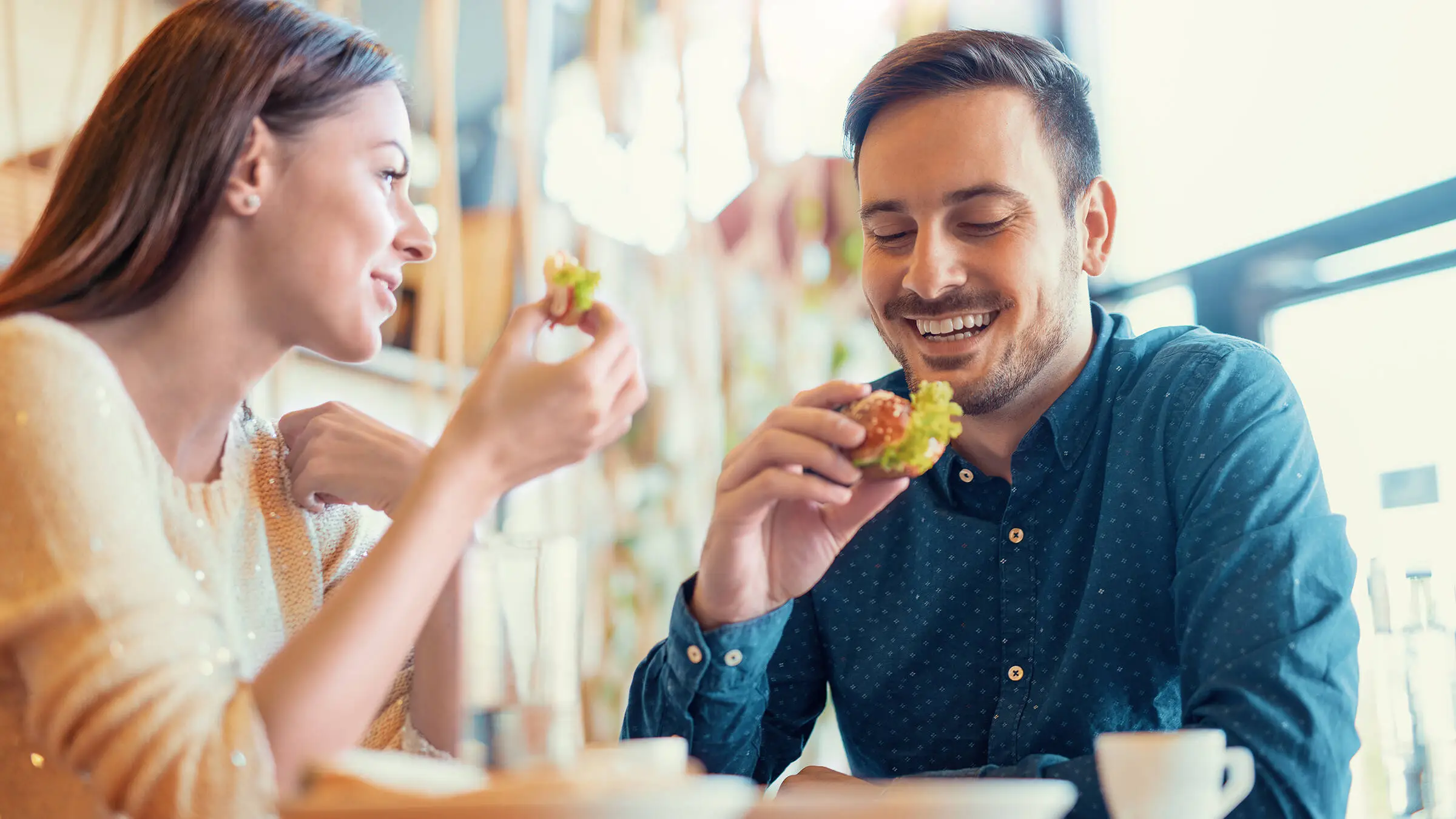Un couple est assis à table et prend son petit-déjeuner.