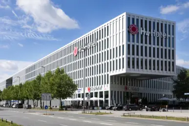 Außenansicht vom H4 Hotel München Messe von der Straße aus.