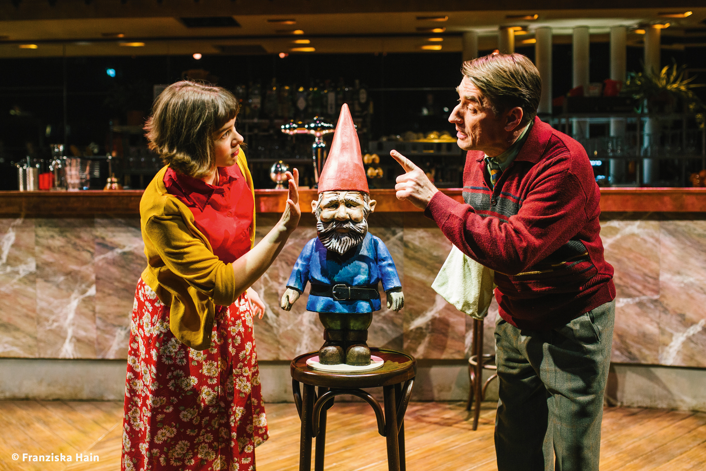 Amélie mit Gartenzwerg - Musical Die fabelhafte Welt der Amélie - H-Hotels.com Amélie mit Gartenzwerg - Musical Die fabelhafte Welt der Amélie - H-Hotels.com