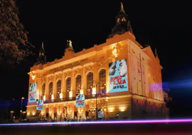 Stage Theater an der Elbe - Michael Jackson Musical „MJ“ in Hamburg - H-Hotels.com Stage Theater an der Elbe - Michael Jackson Musical „MJ“ in Hamburg - H-Hotels.com