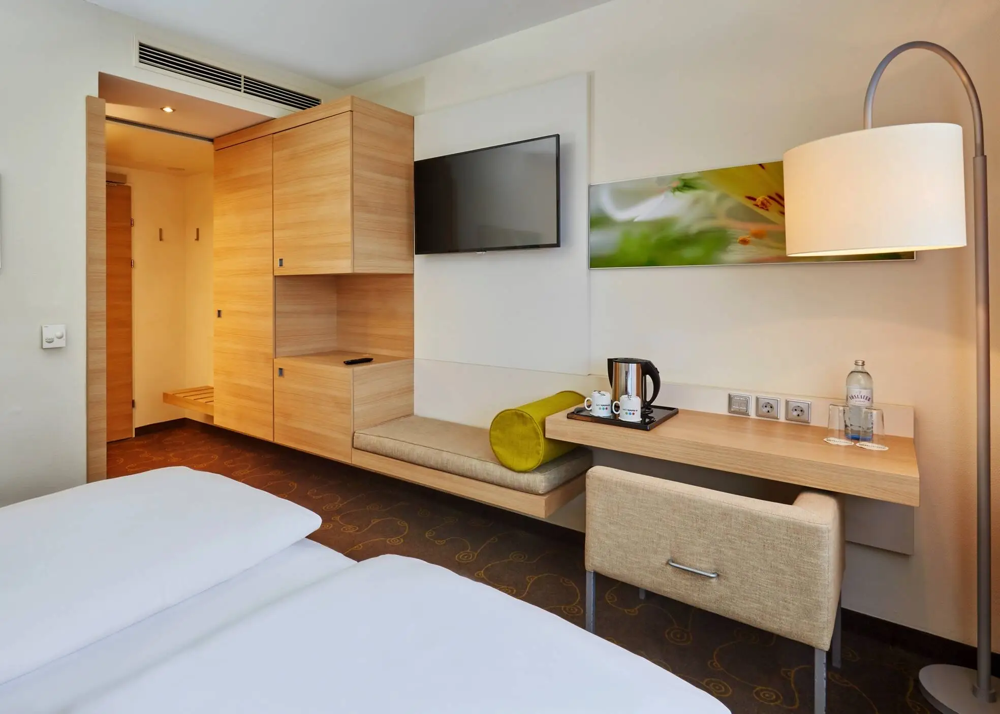 Gepäckablage und Schreibtisch im Hotelzimmer.