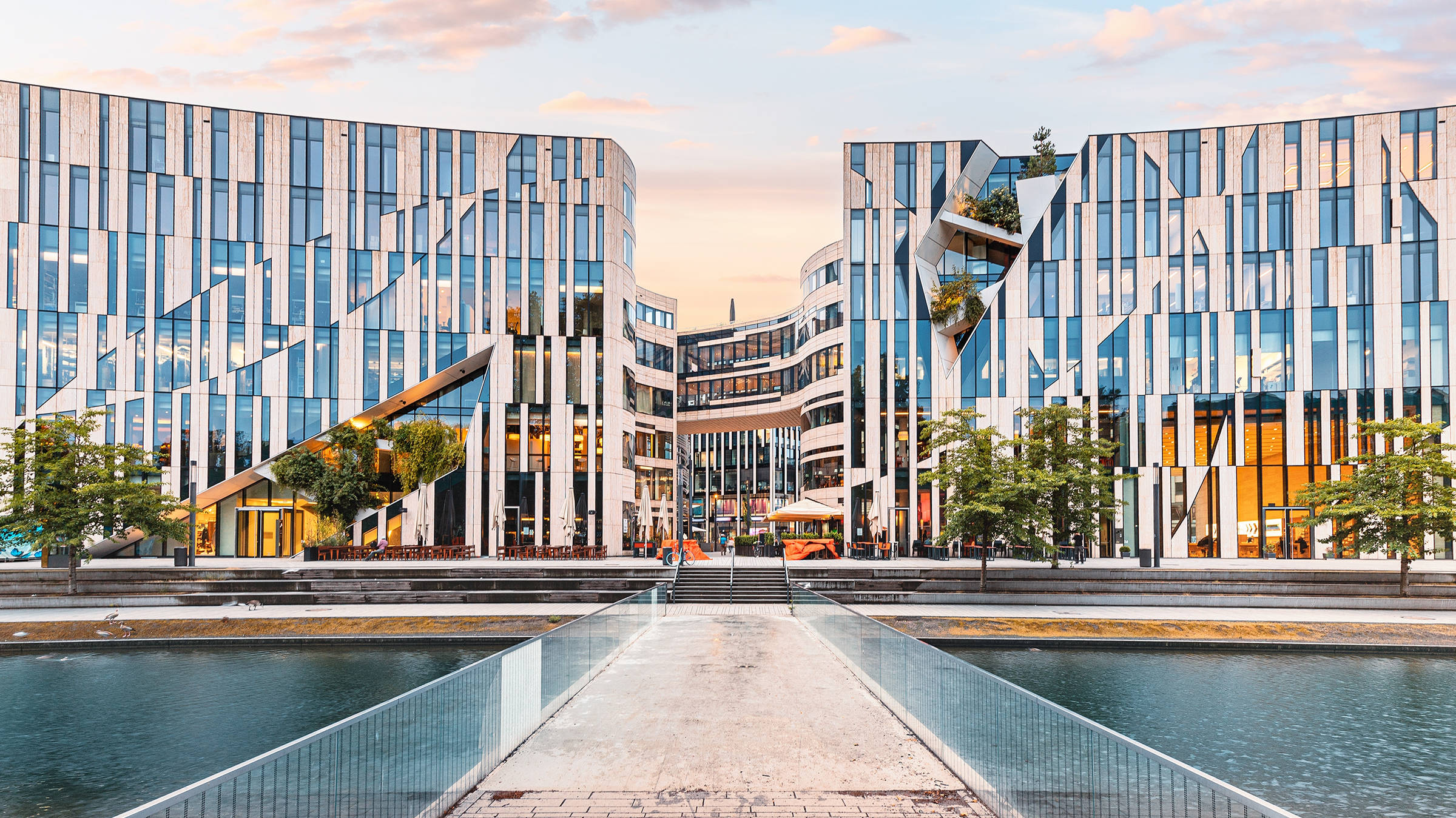 Прогулка по набережной Кёнигсаллее - H2 Hotel Düsseldorf City - официальный веб-сайт Прогулка по набережной Кёнигсаллее - H2 Hotel Düsseldorf City - официальный веб-сайт