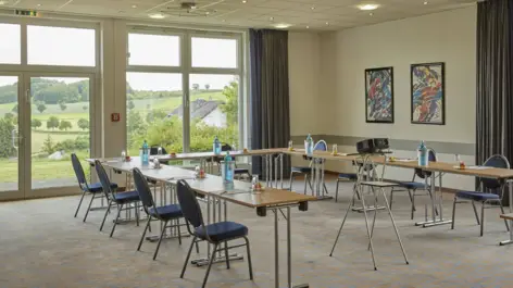 Tagungsraum in Willingen Tagungsraum mit UForm-Bestuhlung. In der Mitte steht ein Beamer.