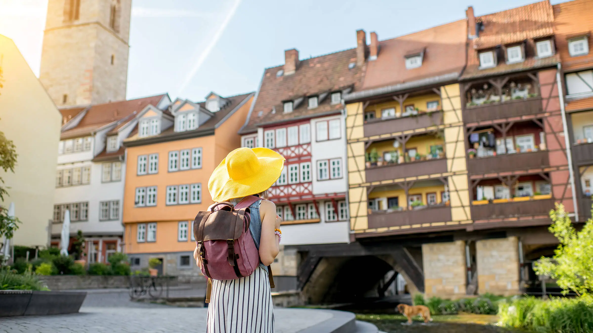 Frau mit gelben Sonnenhut schaut auf die Krämerbrücke.