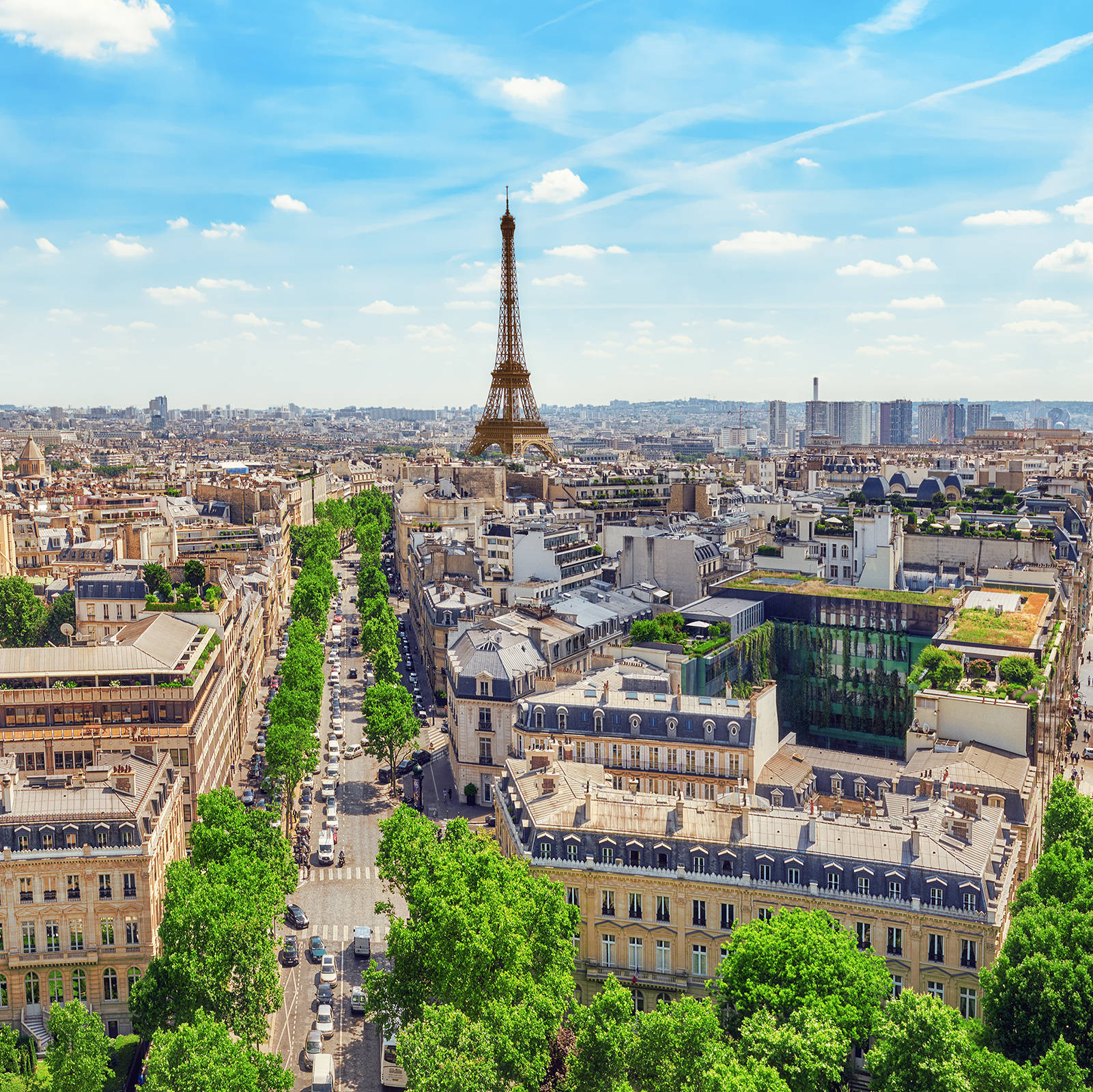 Blick über die Straßen von Paris mit dem Eiffelturm im Fokus bei Sonnenschein.