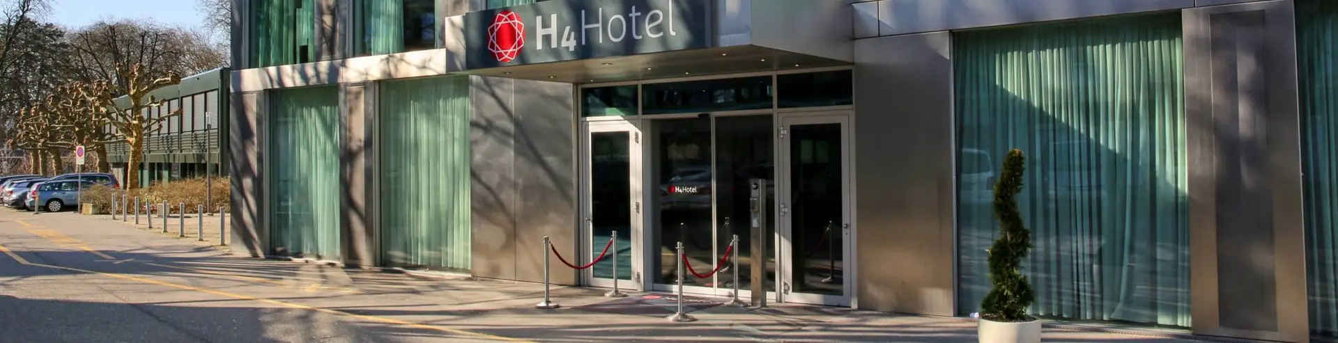Gläserner Eingang vom Hotel.