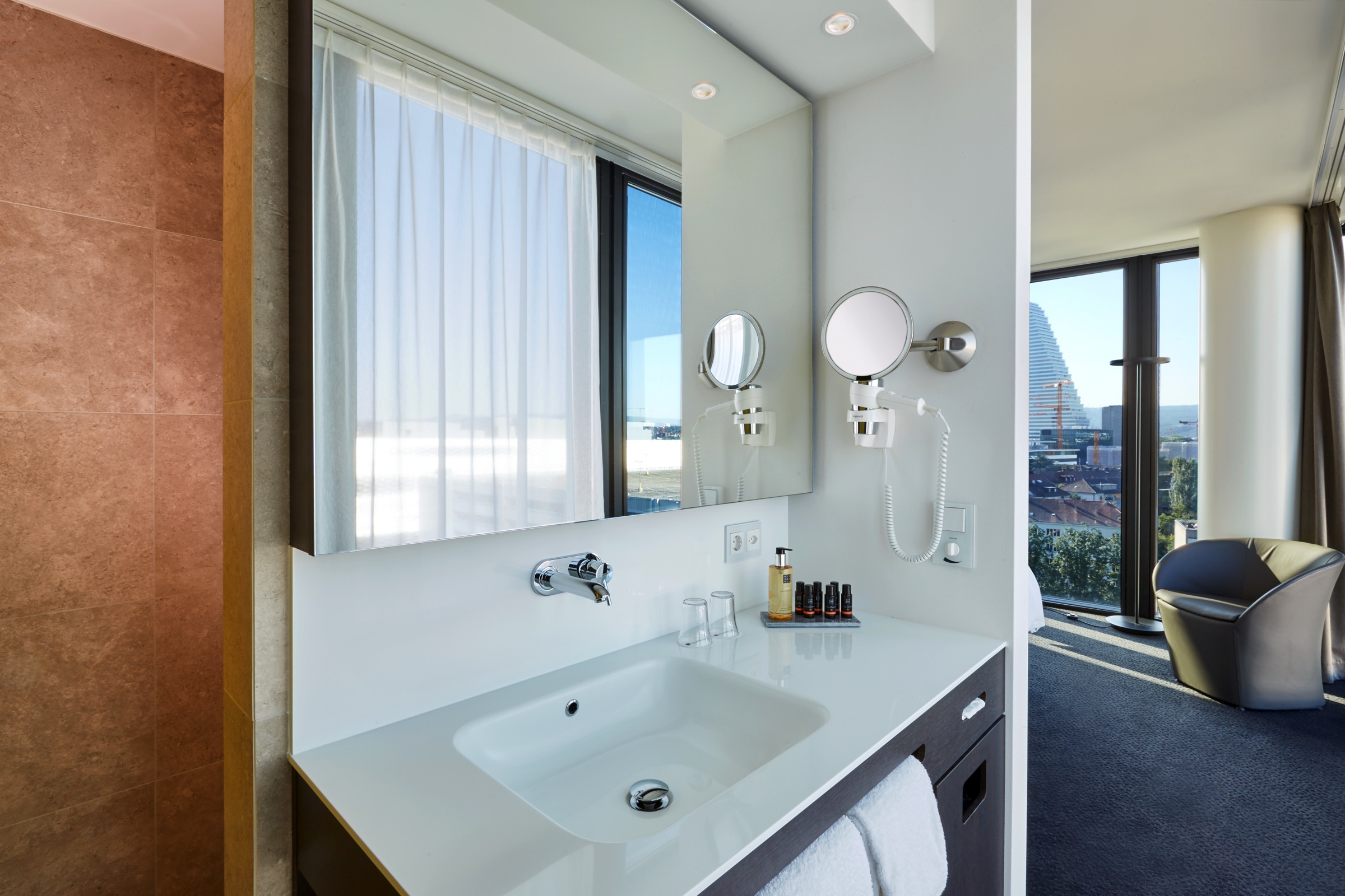 Bad im Businesszimmer des Hyperion Hotel Basel - Offizielle Webseite Bad im Businesszimmer des Hyperion Hotel Basel - Offizielle Webseite