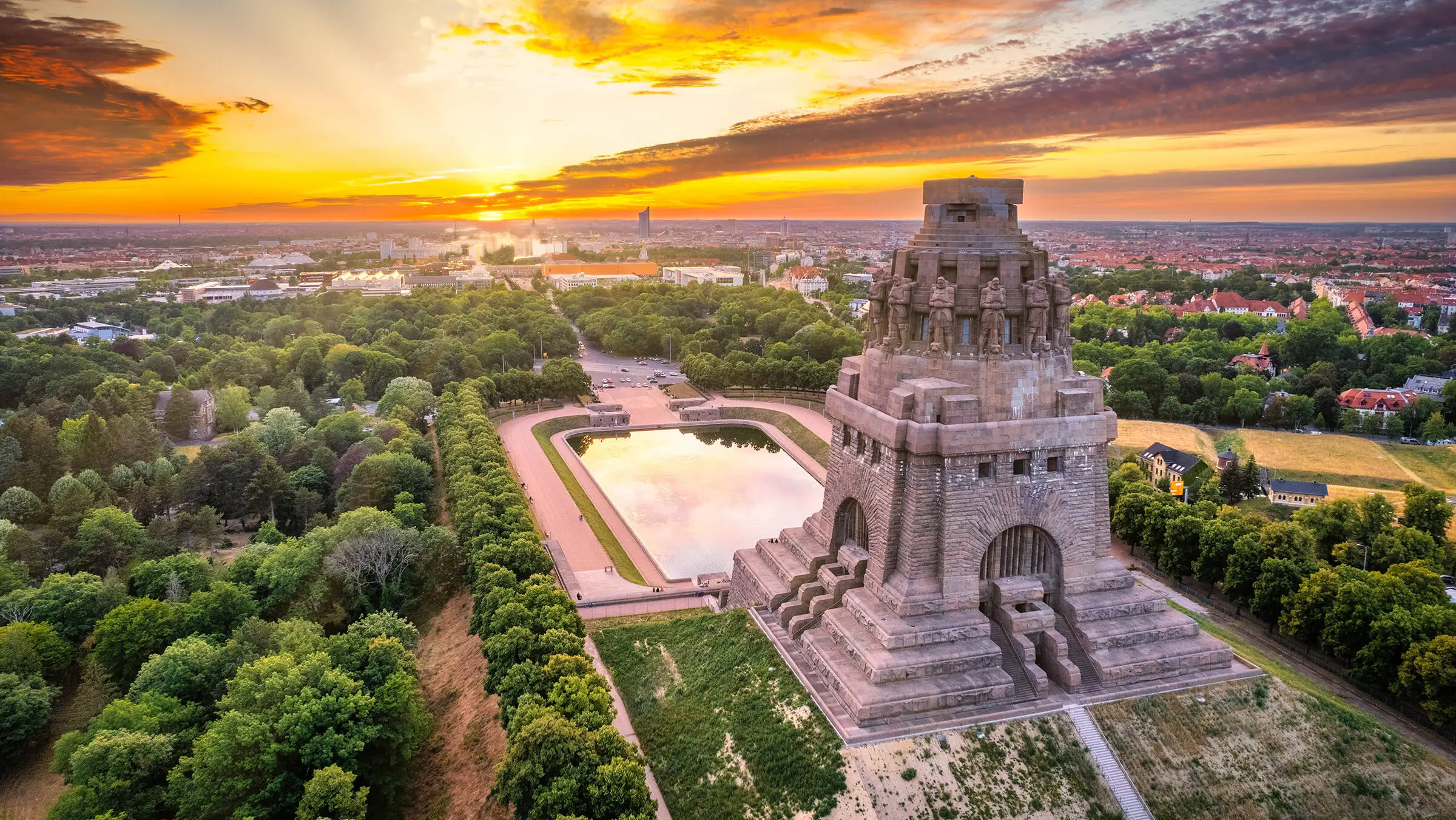 Blick über Völkerschlachtdenkmal nach Leipzig im Sonnenuntergang.