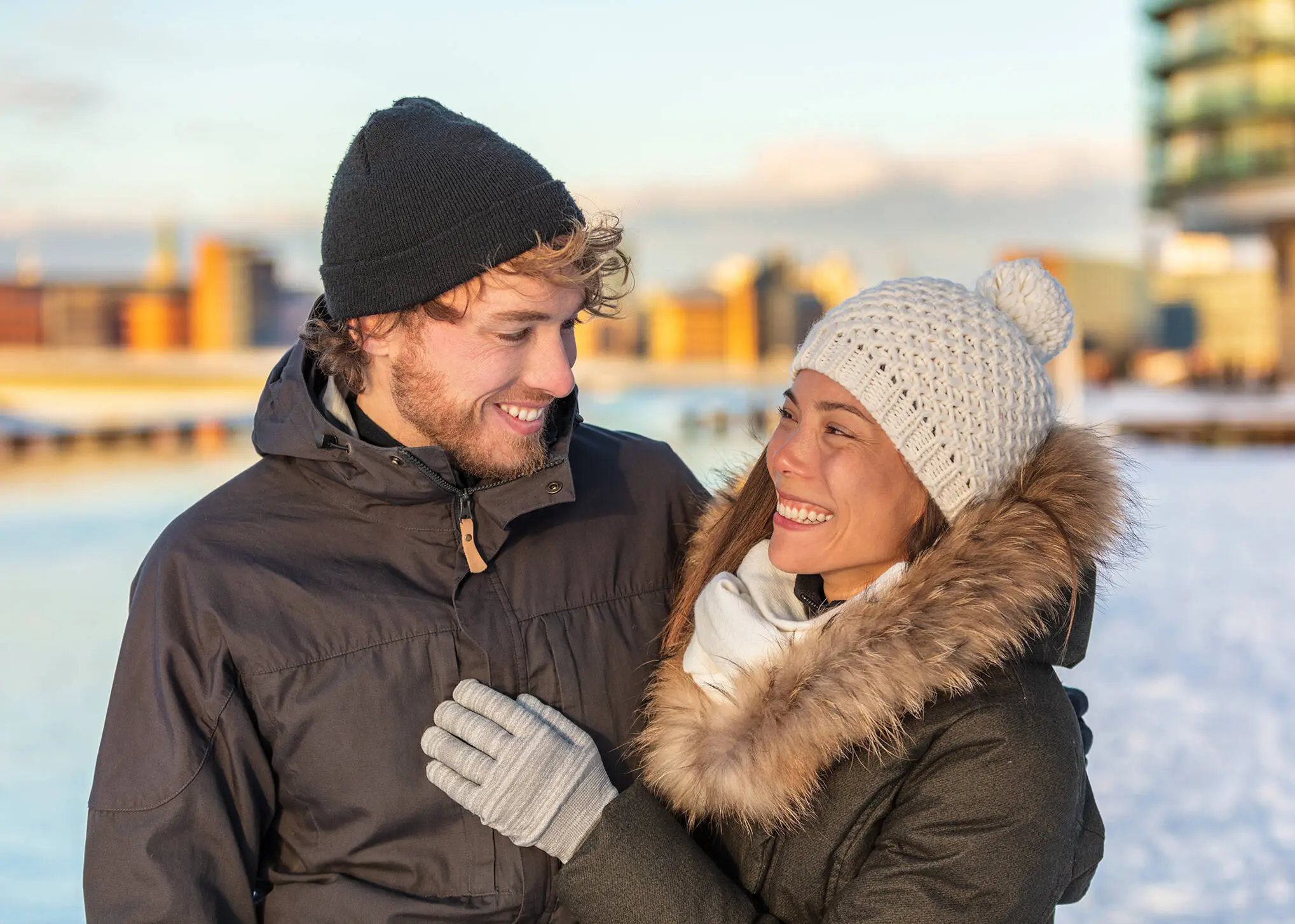 Una coppia cammina nella neve.