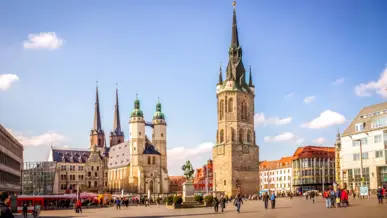 Marktplatz mit Kirche von Halle