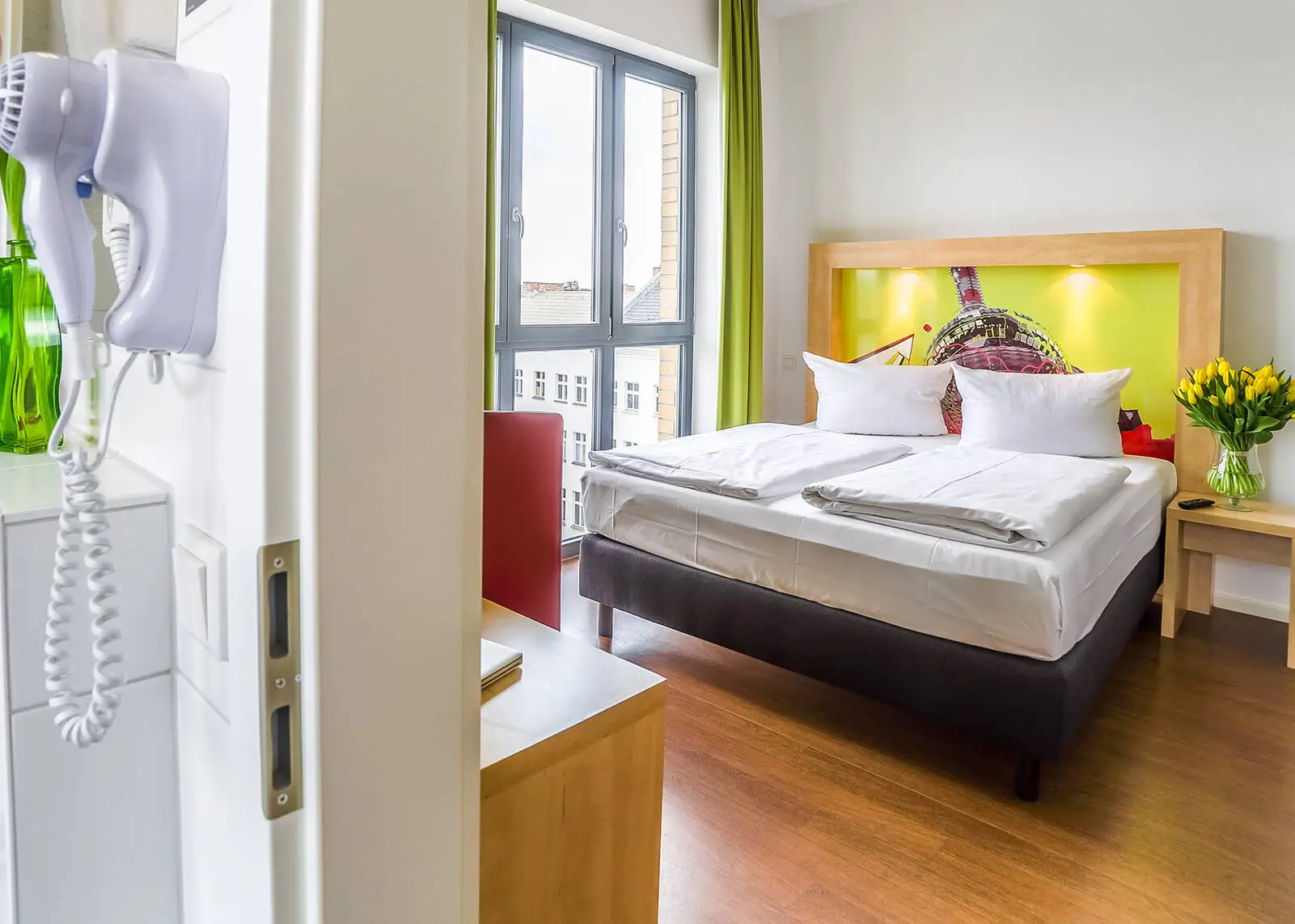 Zimmer im H+ Hotel 4 Youth Berlin - Offizielle Webseite