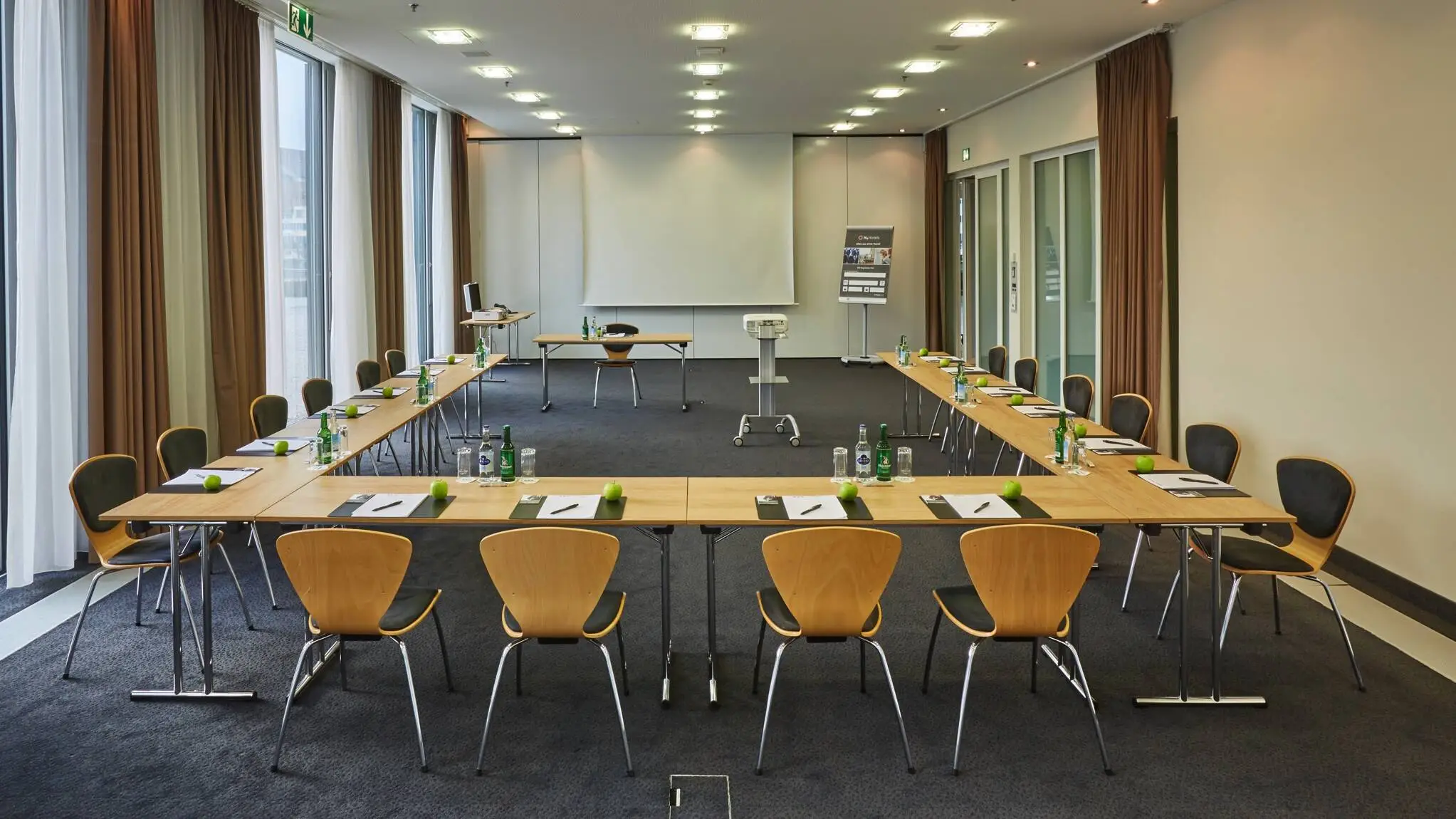 Konferenzraum mit UForm Bestuhlung vom H4 Hotel Solothurn.