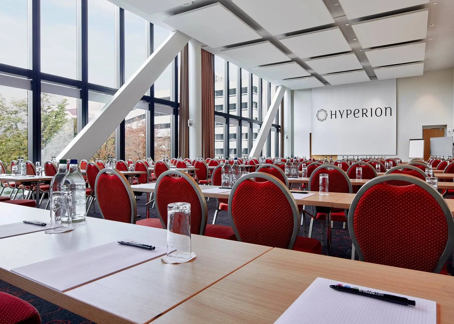 Großer Tagungsraum mit großen Fenstern vom HYPERION Hotel Basel.