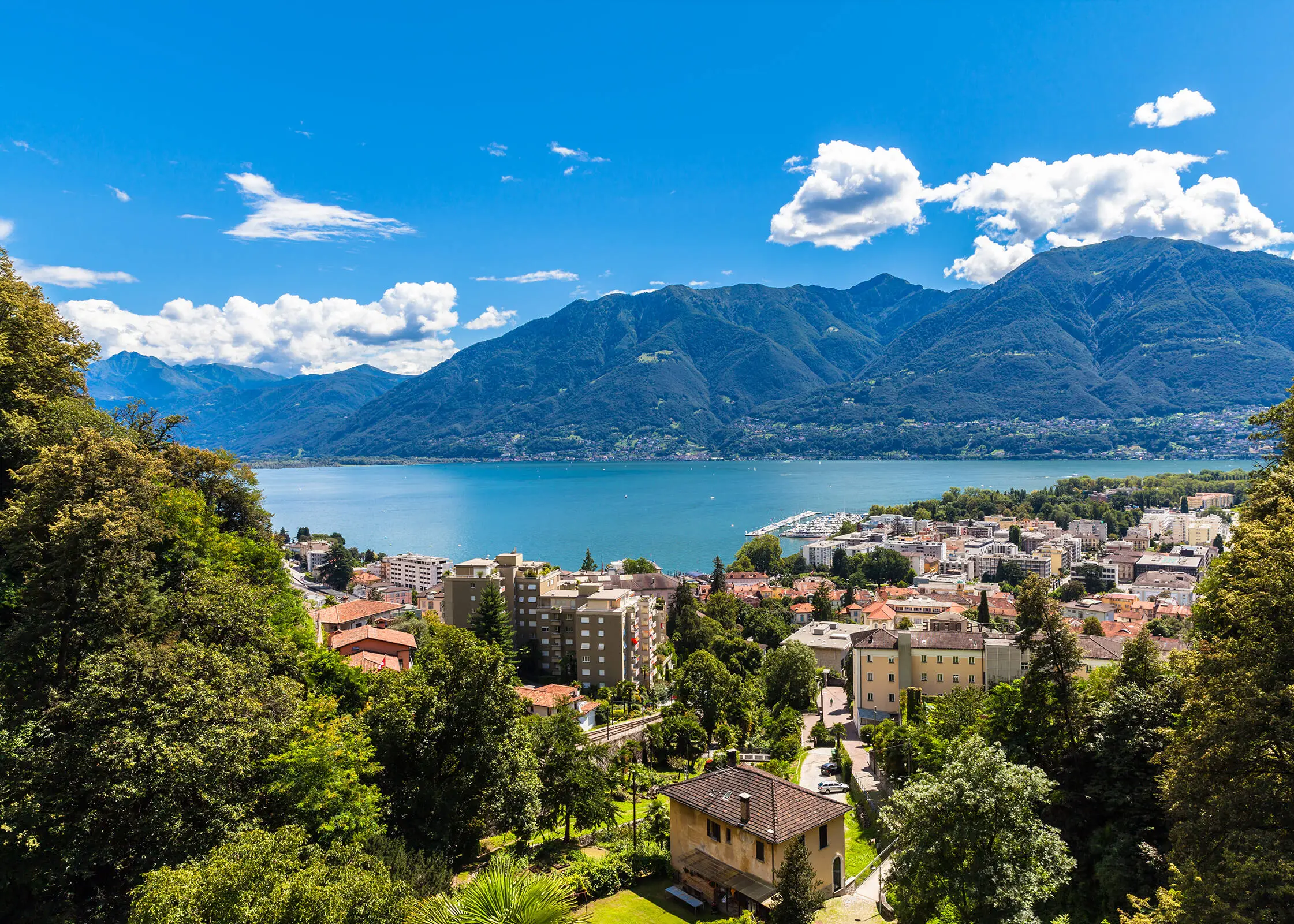 Blick über Locarno auf den Lago Maggiore.