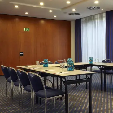 Konferenzraum mit einer UForm Bestuhlung.