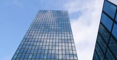 Blick auf den Turm des Hotels von unten.