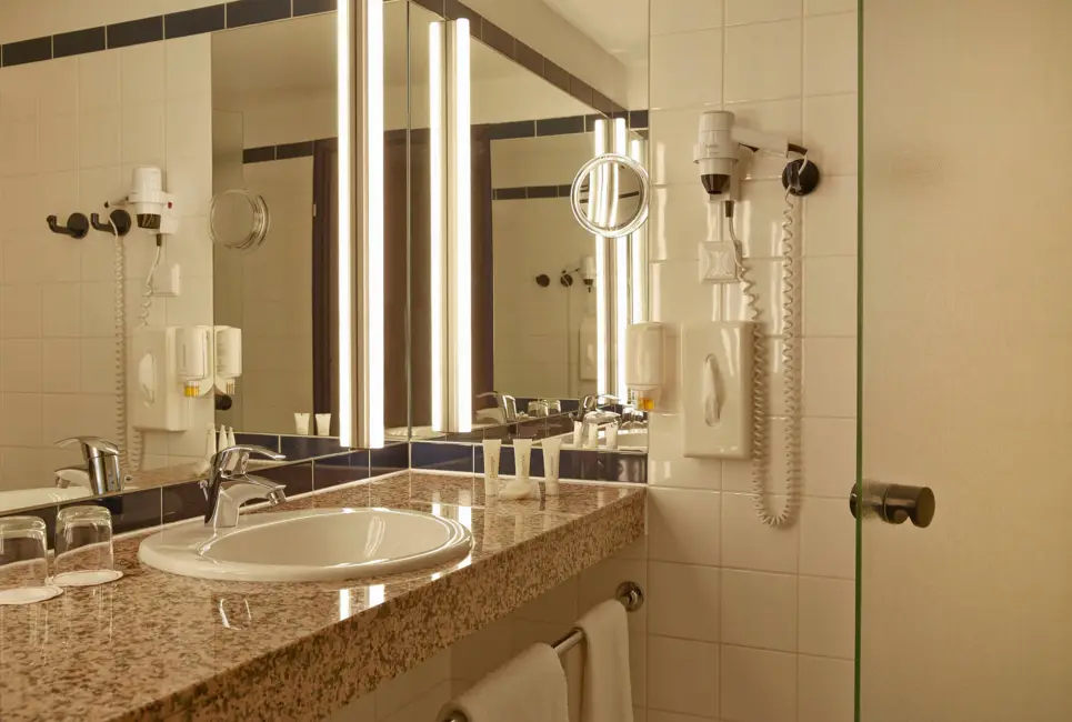 Badezimmer im H4 Hotel Hamburg Bergedorf - Offizielle Webseite