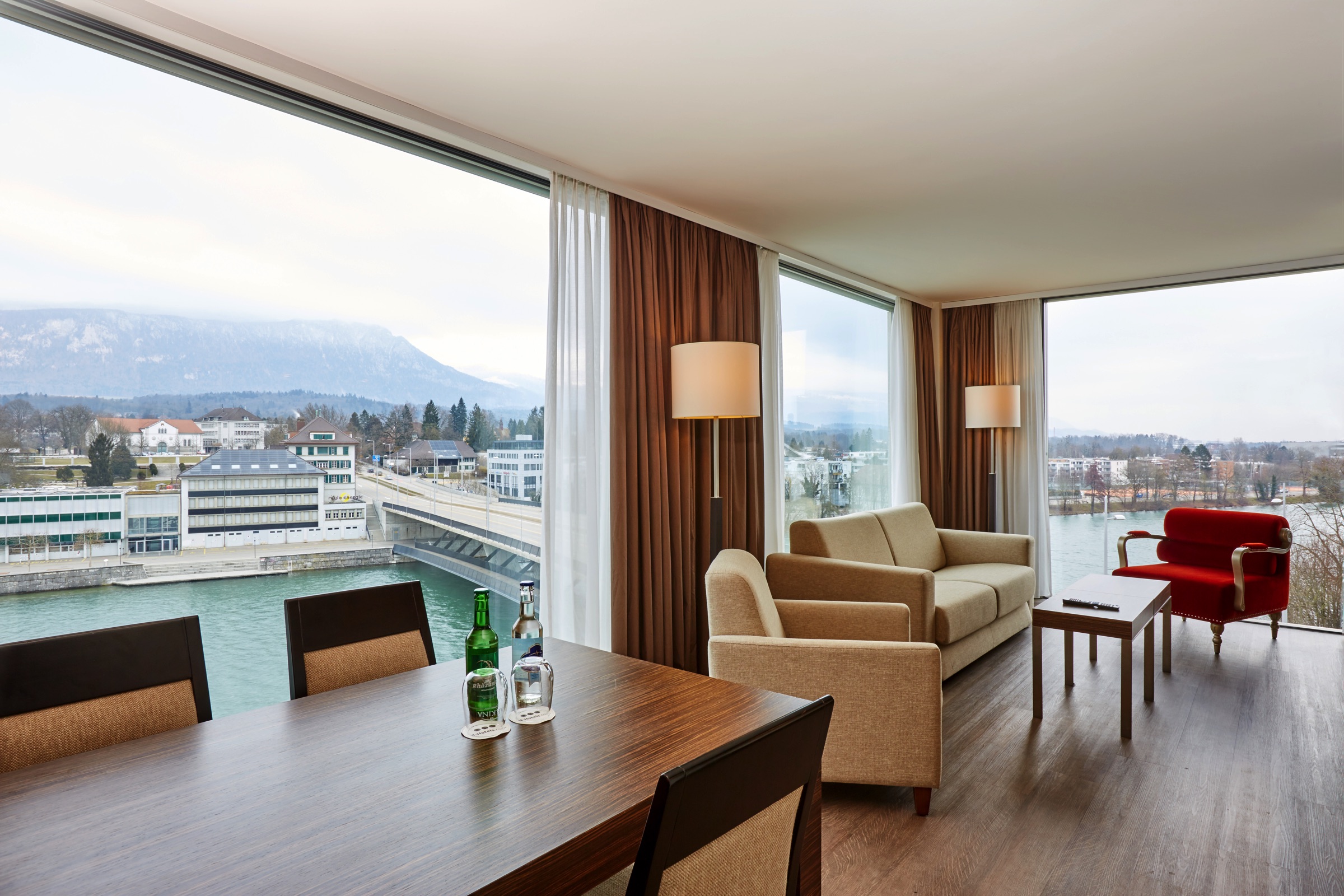 Großzügiger Wohnbereich in einer Suite im H4 Hotel Solothurn - Offizielle Webseite Großzügiger Wohnbereich in einer Suite im H4 Hotel Solothurn - Offizielle Webseite