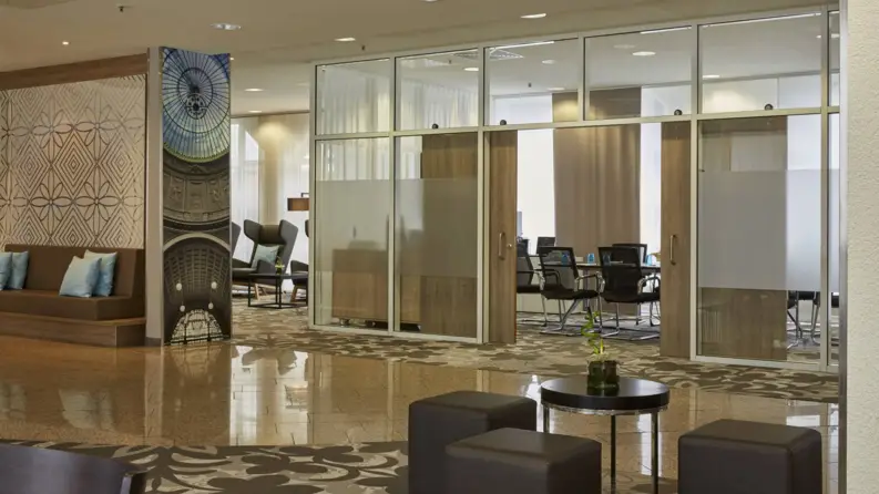Lobby mit Blick in einige Konferenzräume.