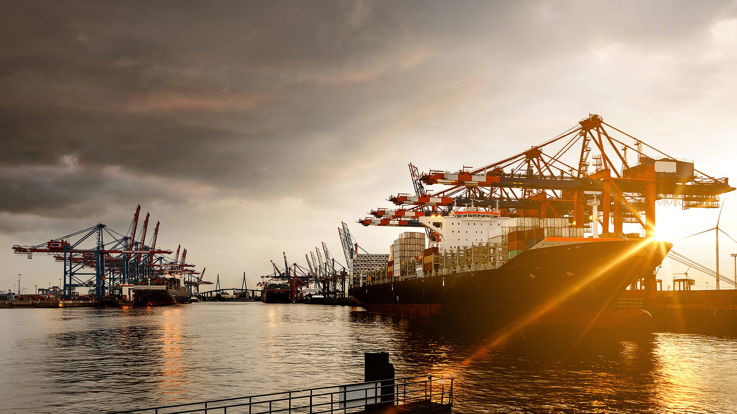 Hamburger Hafen - Städtereise nach Hamburg mit H-Hotels.com - Offizielle Webseite Hamburger Hafen - Städtereise nach Hamburg mit H-Hotels.com - Offizielle Webseite