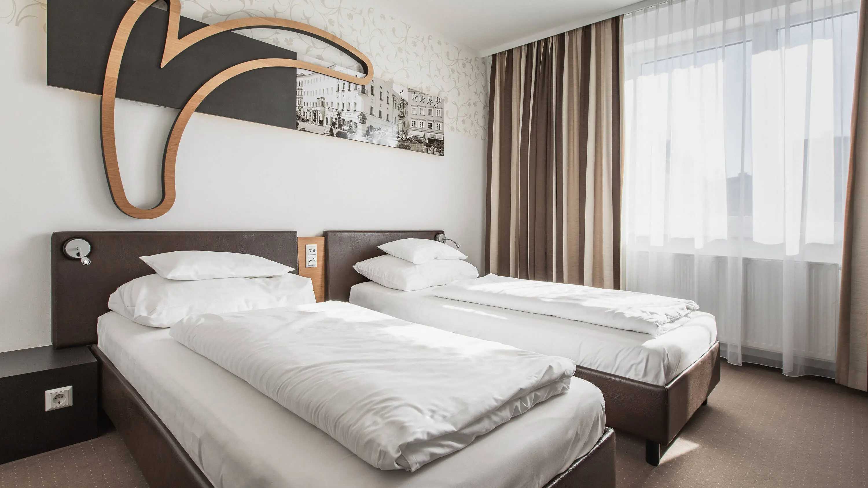 Location & Surroundings - H+ Hotel Ried