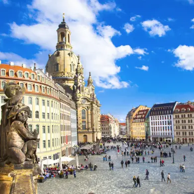 Blick auf den Platz vor der Frauenkirche. Zahlreiche Menschen laufen umher.