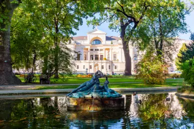 Teich mit Springbrunnen vor dem Liechtensteinpalast.
