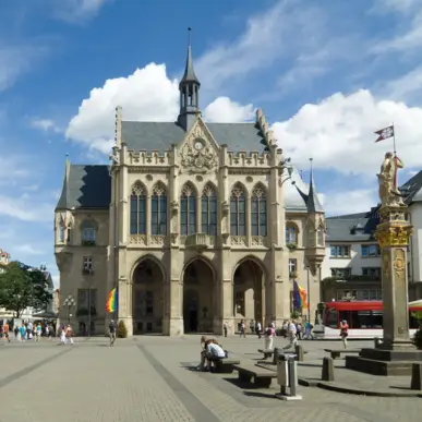 Platz vor dem Erfurter Rathaus. Im Vordergrund steht eine Statue.