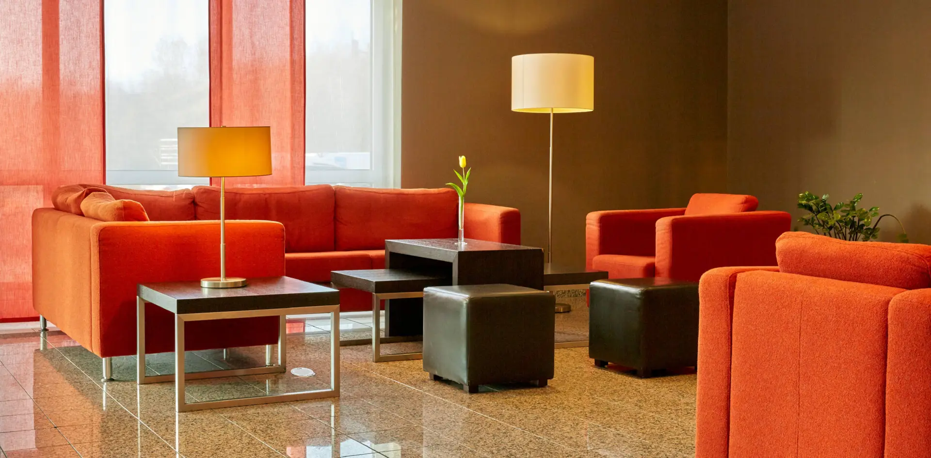 Sitzbereich in Lobby mit Sofa und Sesseln.