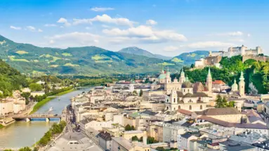 Panorama von Salzburg mit der Burg Hohenzollern auf der rechten Seite.