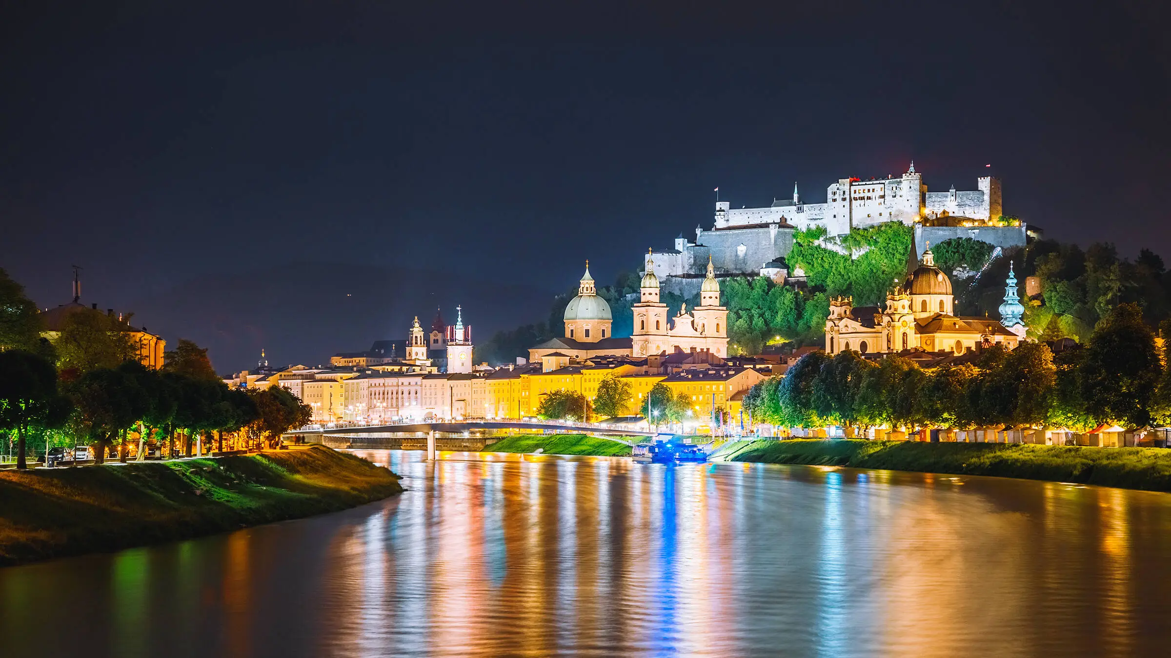 Skyline di Salisburgo con la fortezza Hohenzollern di notte.