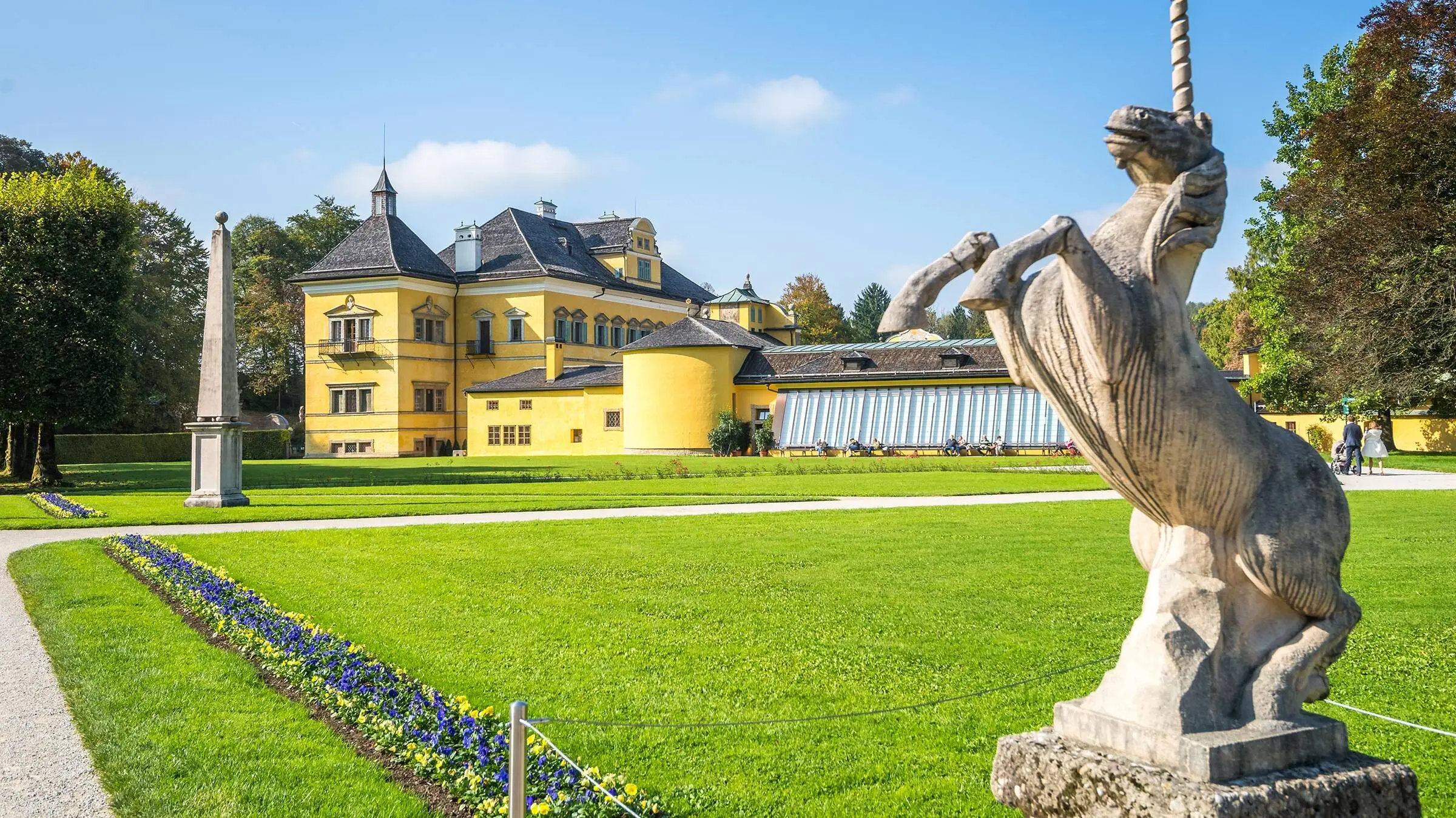 Schloss Hellbrunn im Vordergrund eine Einhornstatue