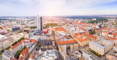 Blick auf Leipzig von oben mit dem MDR Turm im Mittelpunkt