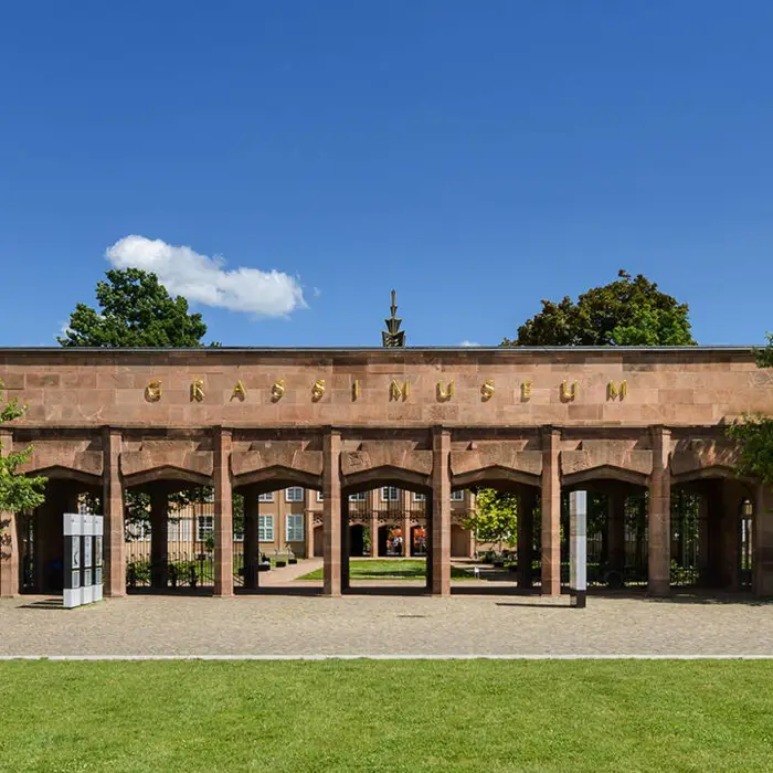 Blick auf den Eingang auf das Grassi Museum