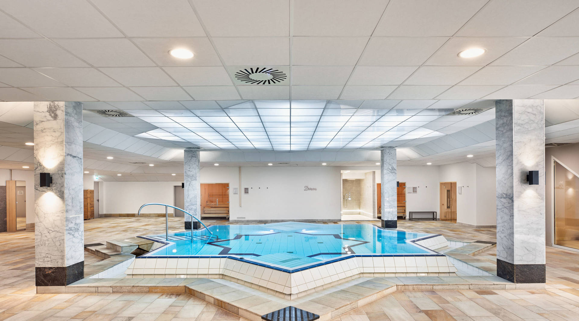 Wellnessbereich mit Pool im H+ Hotel Wiesbaden Niedernhausen - Offizielle Webseite