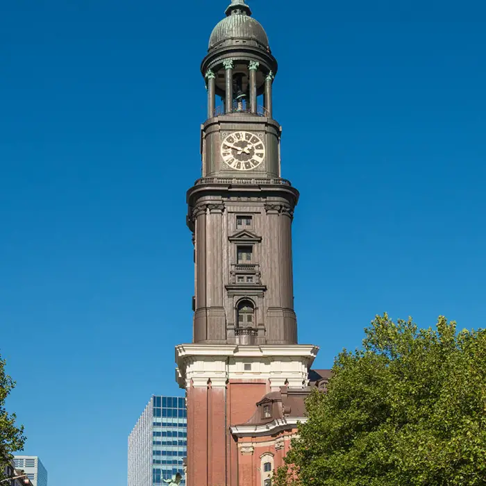 Blick auf die St. Michaelis Kirche bei Tag