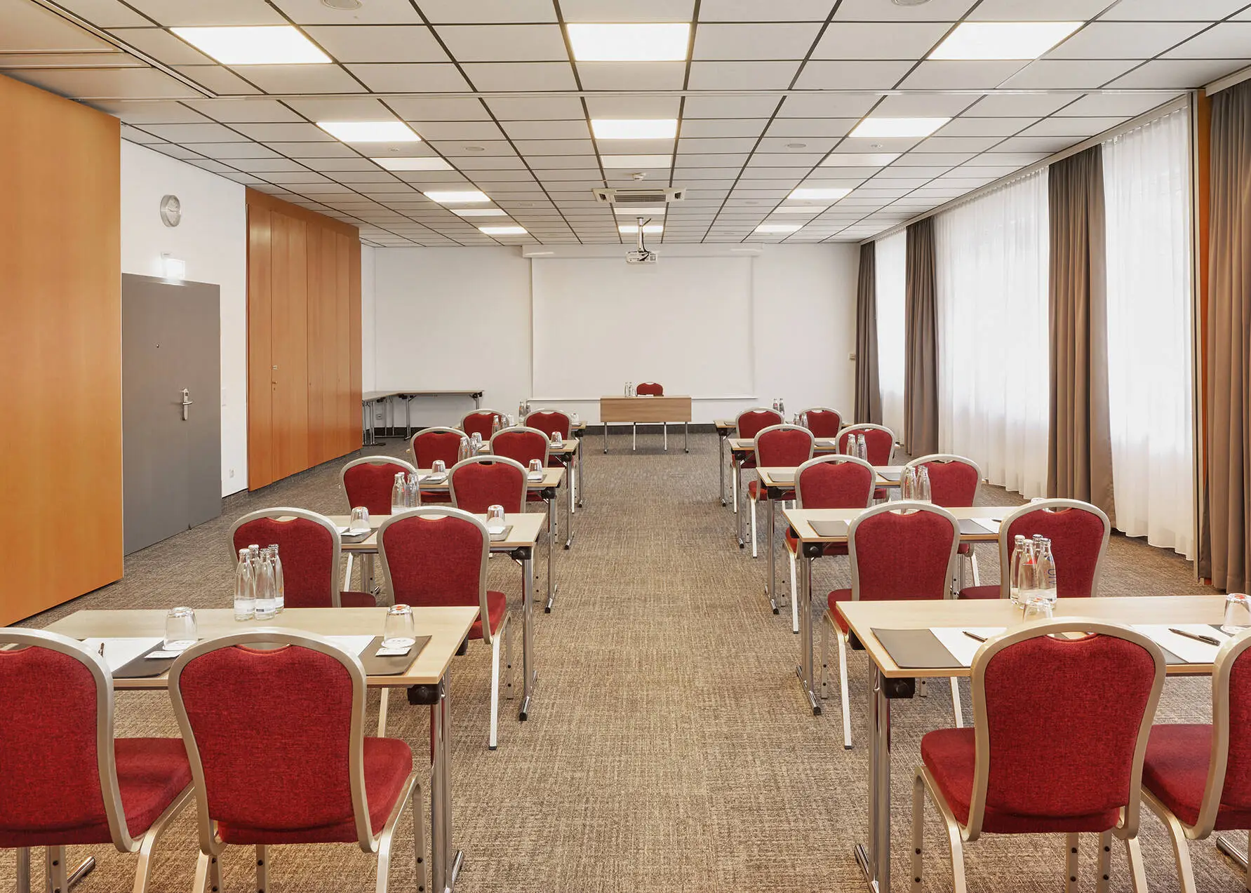 Tagungsraum in Parlamentsbestuhlung vom H+ Hotel Darmstadt