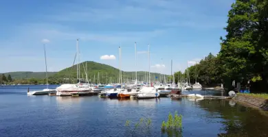 Kleiner Hafen auf dem Edersee mit ein paar Segelschiffen.