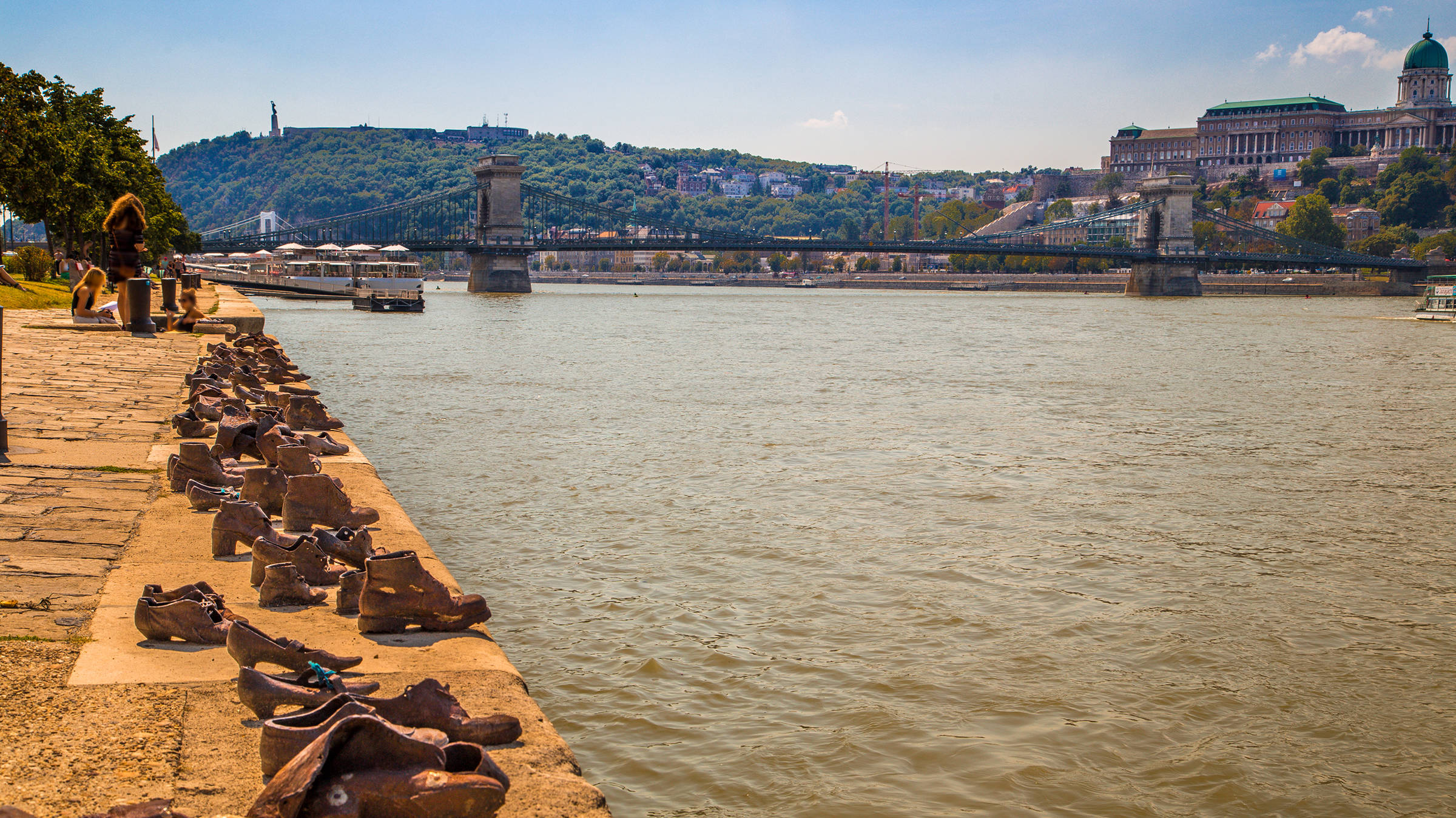 "Cipő a Duna-parton" - H2 Hotel Budapest "Cipő a Duna-parton" - H2 Hotel Budapest