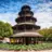 Chinesischer Turm mit Bierbänken.