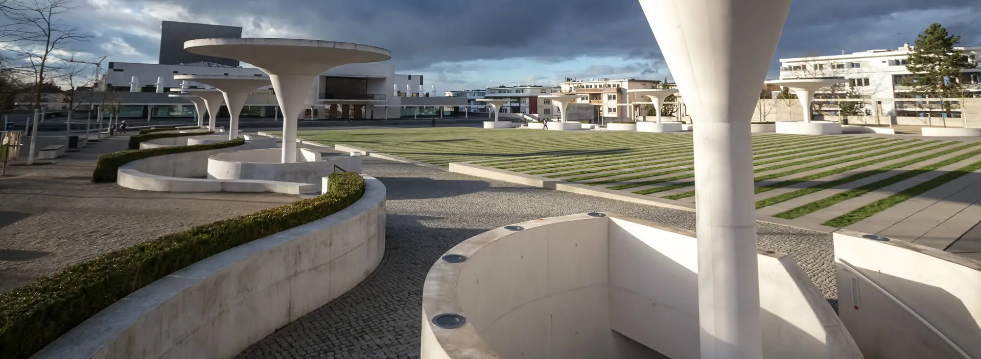 Platz vor dem Staatstheater mit kunstvollen Steinschirmen am Rand.