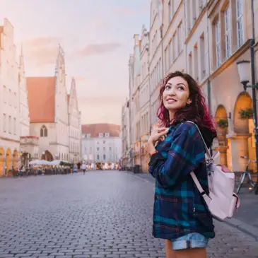 Frau mit roten Haaren steht am Prinzipalmarkt