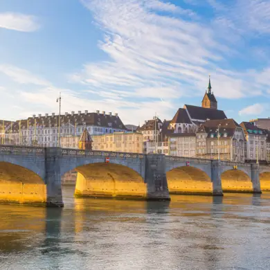 Rheinbrücke schimmert golden im Sonntergang