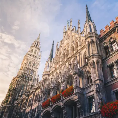 Blick von unten auf das Rathaus. Auf dem Bild ist ein Sepiafilter.