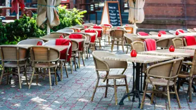 Sitzplätze in einem Café.