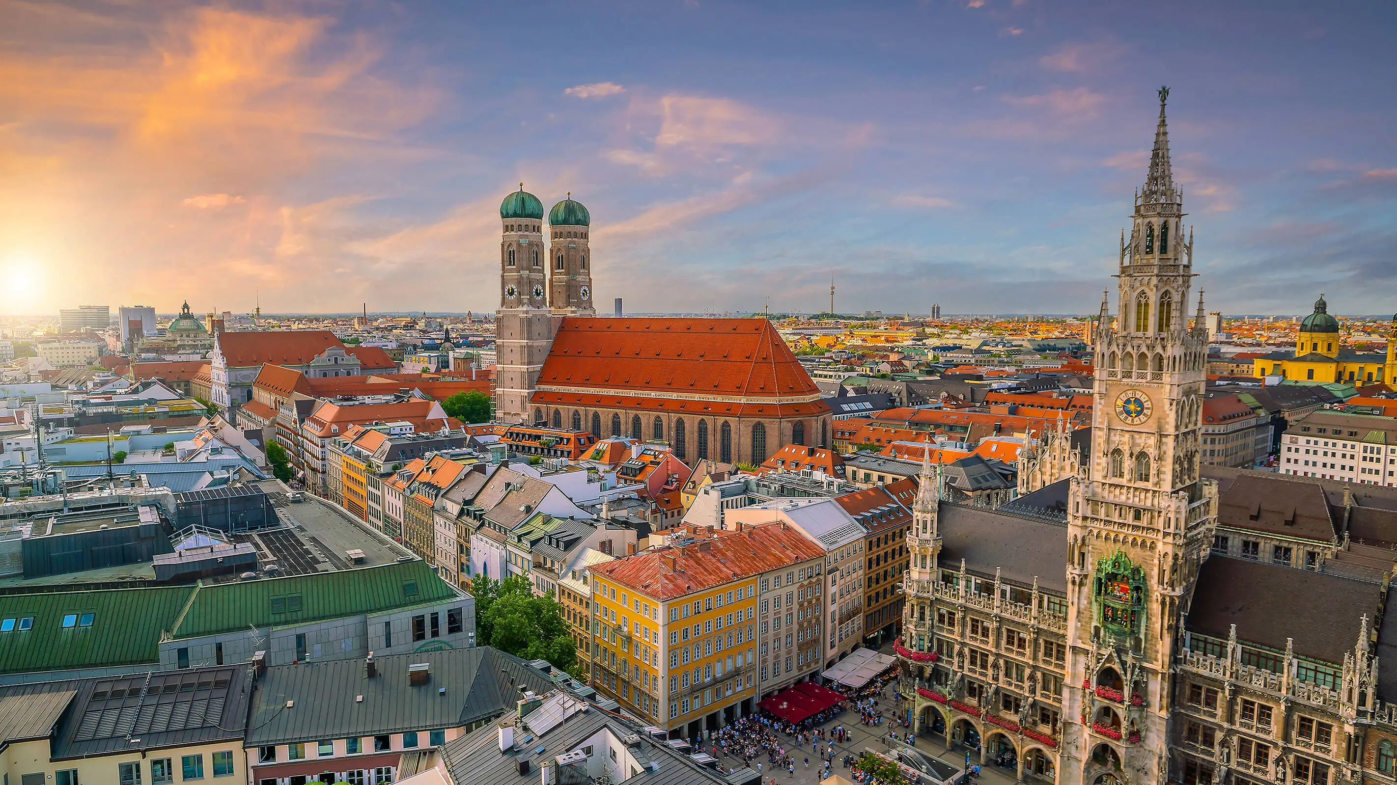 Blick über Marienplatz in München mit Neuem Rathaus und Frauenkirche.