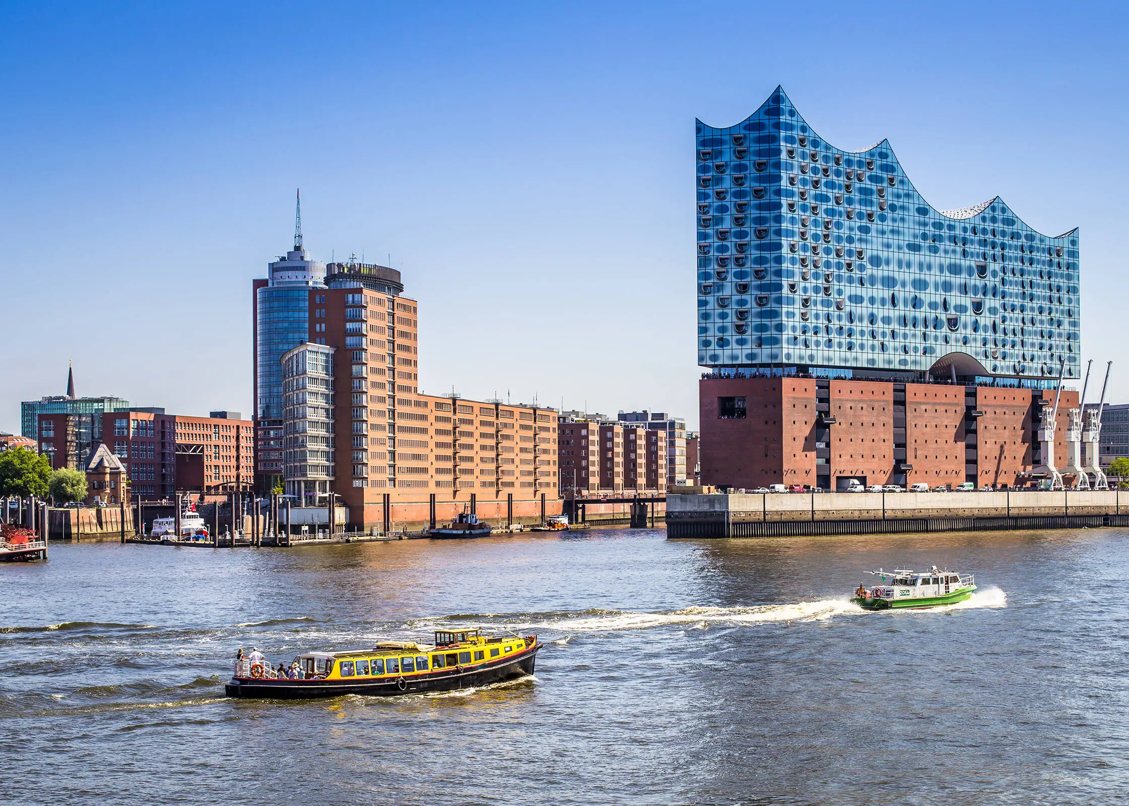 Hamburger Hafen mit 2 Schiffen vor der Elbphilharmonie.